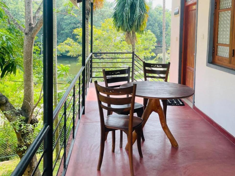 Parakum Rest Rooms โปลอนนารูวา ภายนอก รูปภาพ