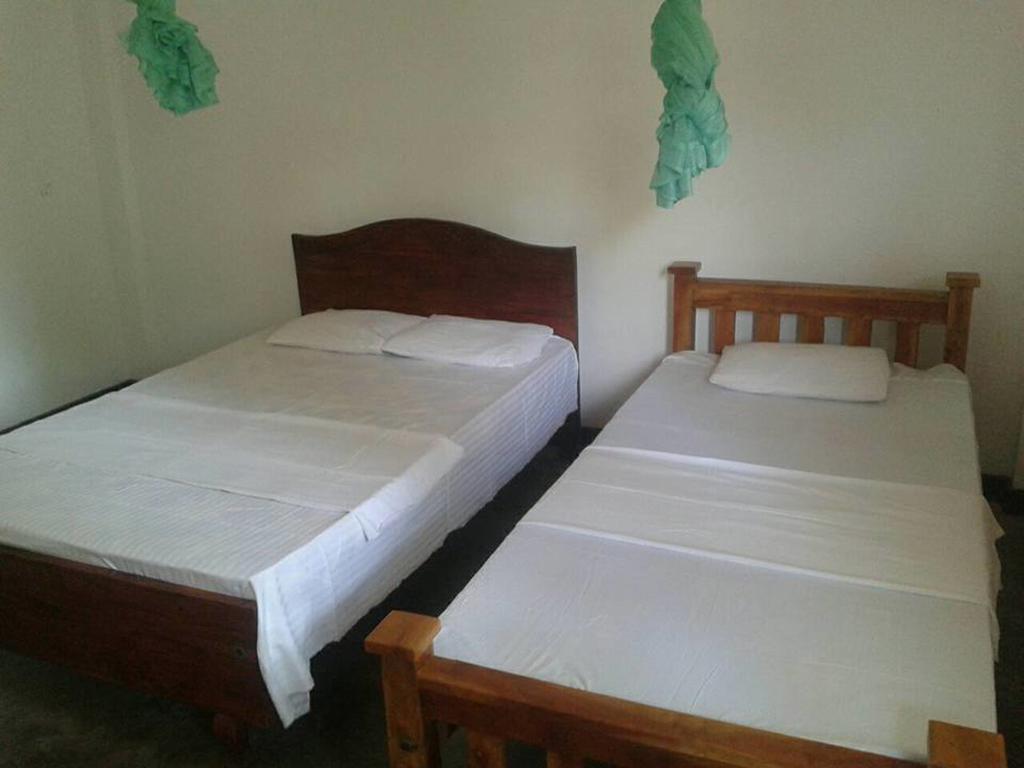 Parakum Rest Rooms โปลอนนารูวา ภายนอก รูปภาพ